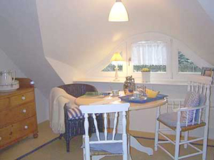 Die K&uuml;che mit Essecke des Appartments des Darsser Teekaten