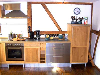 Moderne K&uuml;che der Ferienwohnung mit K&uuml;hlschrank, Backofen und Kaffeemaschine