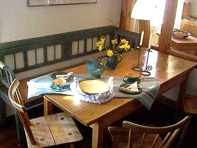 Gro&szlig;er antiker Holztisch, Holzbank und St&uuml;hle